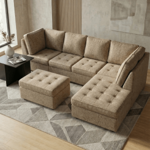 Sofá modular color arena armado en forma de U en sala moderna