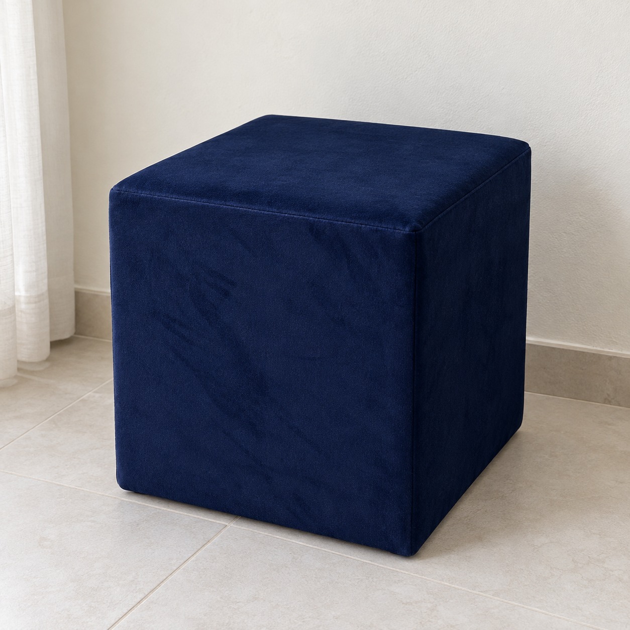 Cama Valentina 5 piezas 120 × 190 cm azul marino, detalle de una mesita