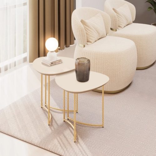 Juego de mesas laterales Pétala off white al lado de un sillón