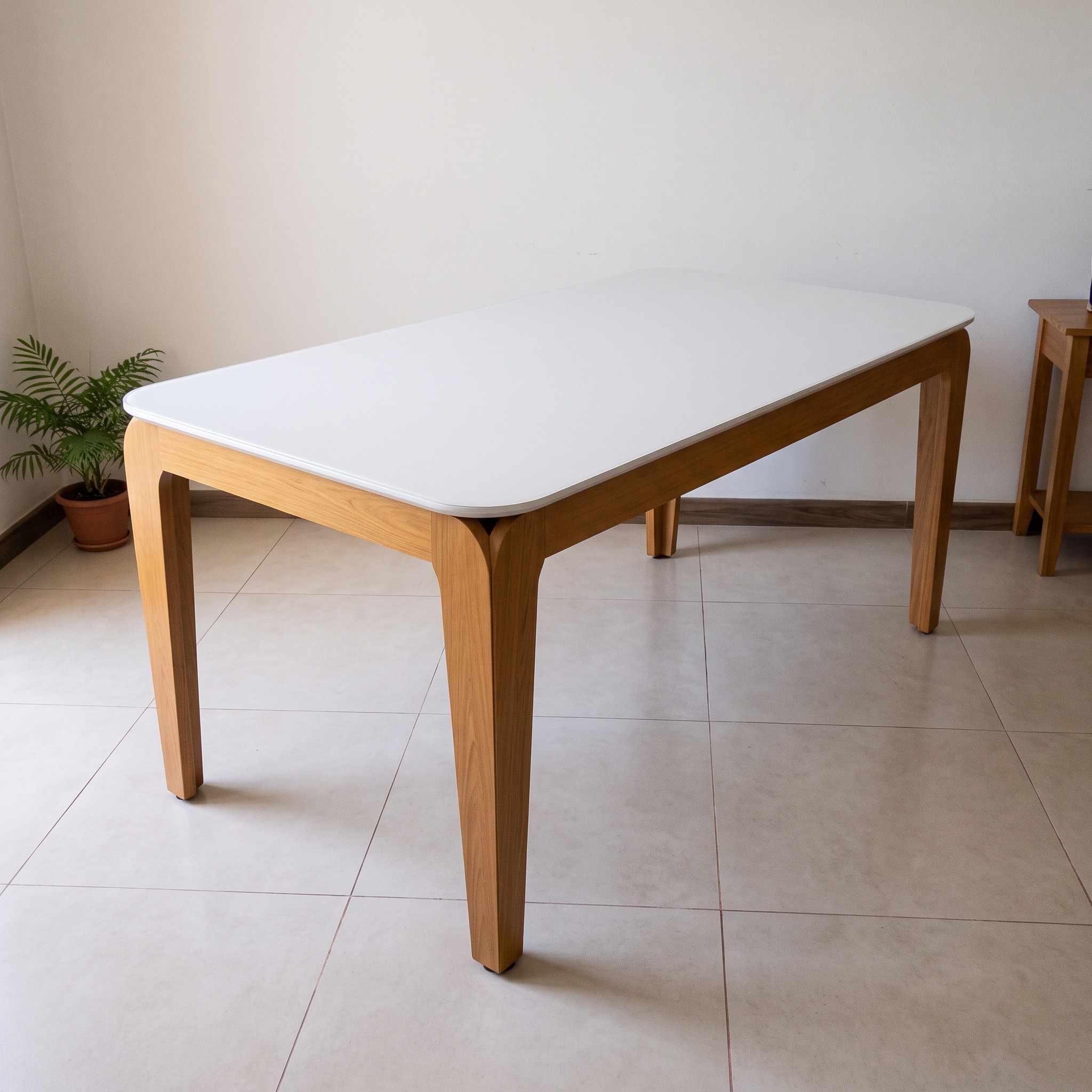 Mesa blanca de 180 × 90 cm con patas de madera, sin sillas
