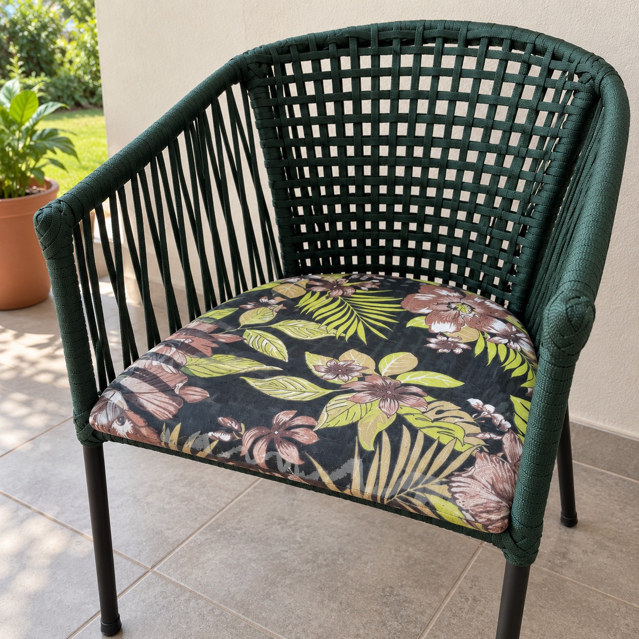 Detalle del asiento impermeable y la trama de cuerda náutica del juego exterior Capri