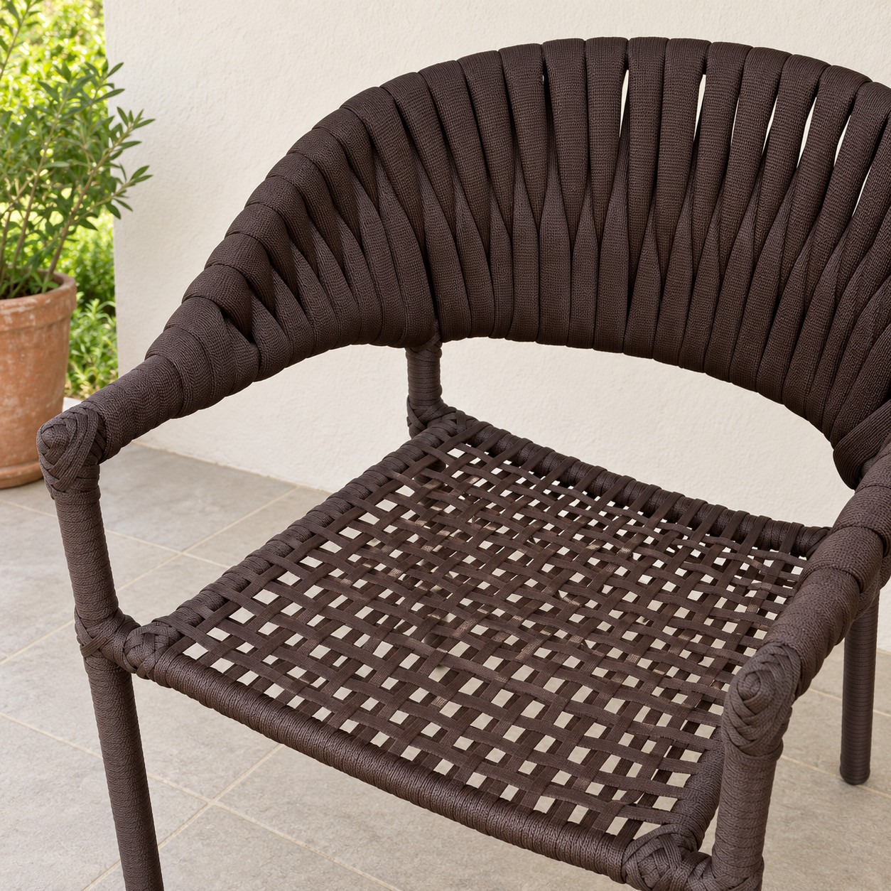 Detalle del trenzado de cuerda náutica del respaldo y el asiento del juego exterior Tulum