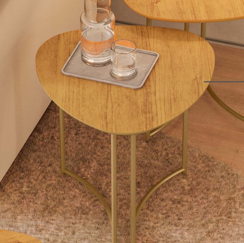 Detalle de la tapa de 25 mm y las patas doradas de la mesa lateral Pétala cedro