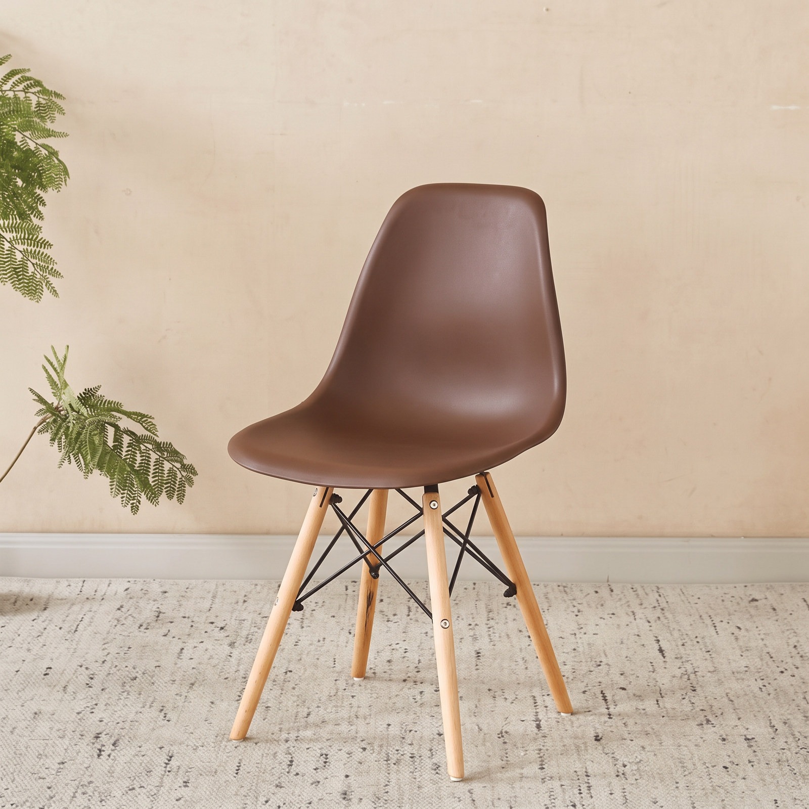 Silla Avene marrón de frente