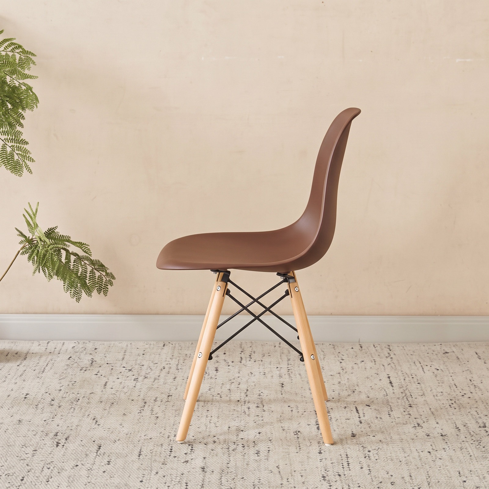 Silla Avene marrón de perfil