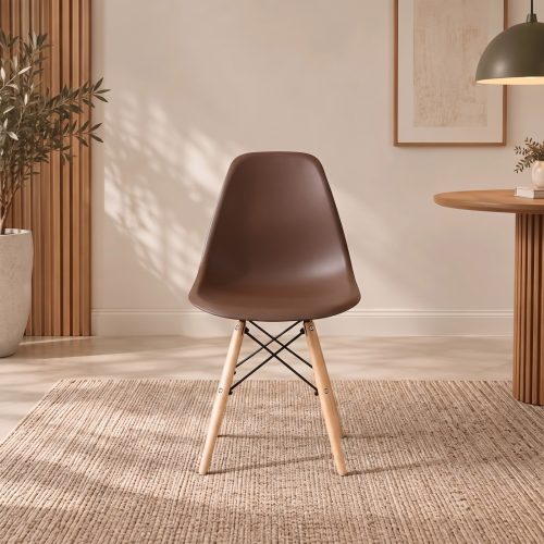 Silla Avene marrón en un comedor
