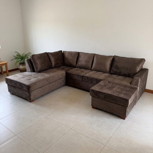 Sofá esquinero con chaise y puff marrón armado en U