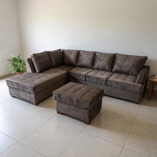 Sofá esquinero con chaise y puff marrón de 296 × 223 cm