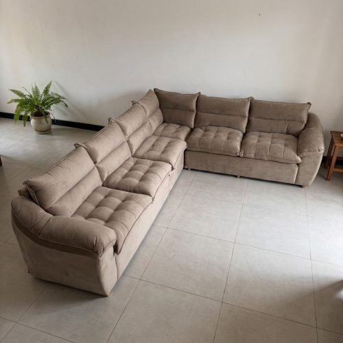 Sofá esquinero Milán visón de 260 × 340 cm en un living