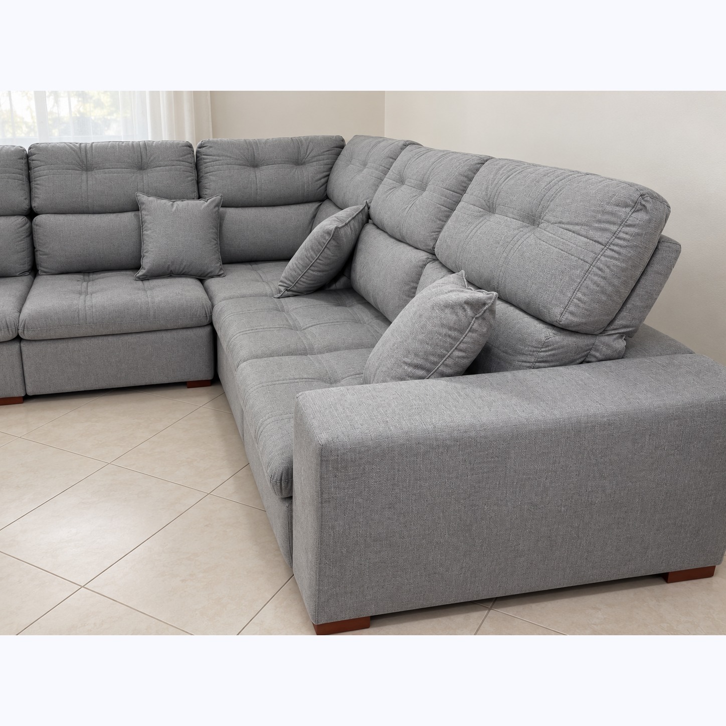 Sofá esquinero Verona gris hielo retráctil 300 × 300 cm, detalle del brazo y tela
